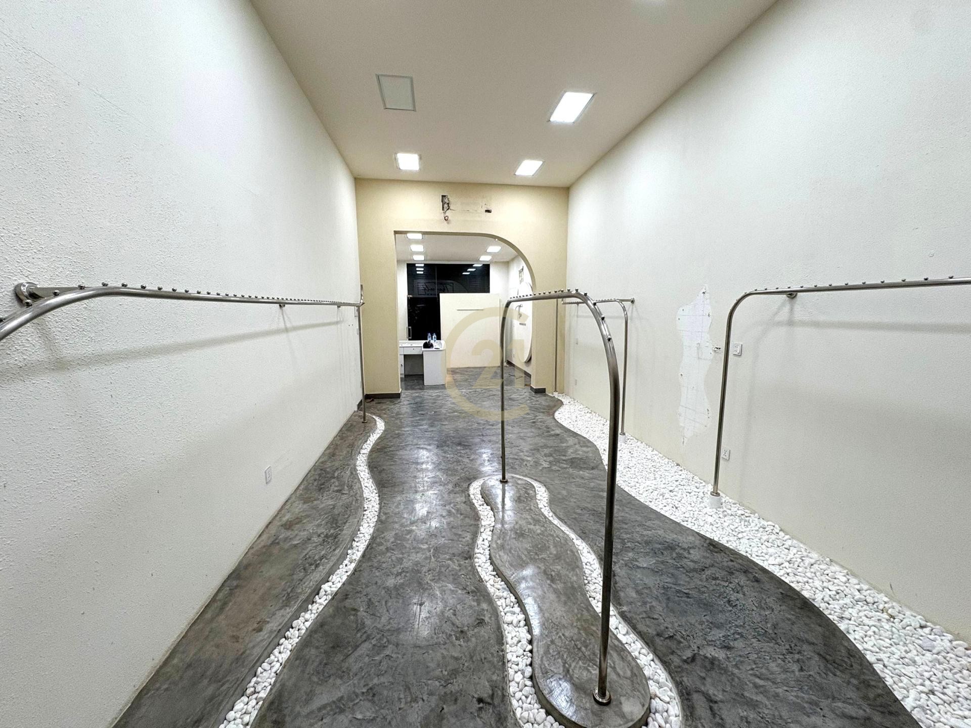 Shophouse for Rent at BKK2 | Busy Area