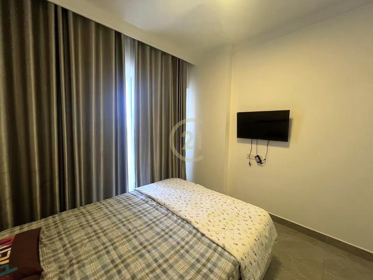 Available Stduio room at Riverside