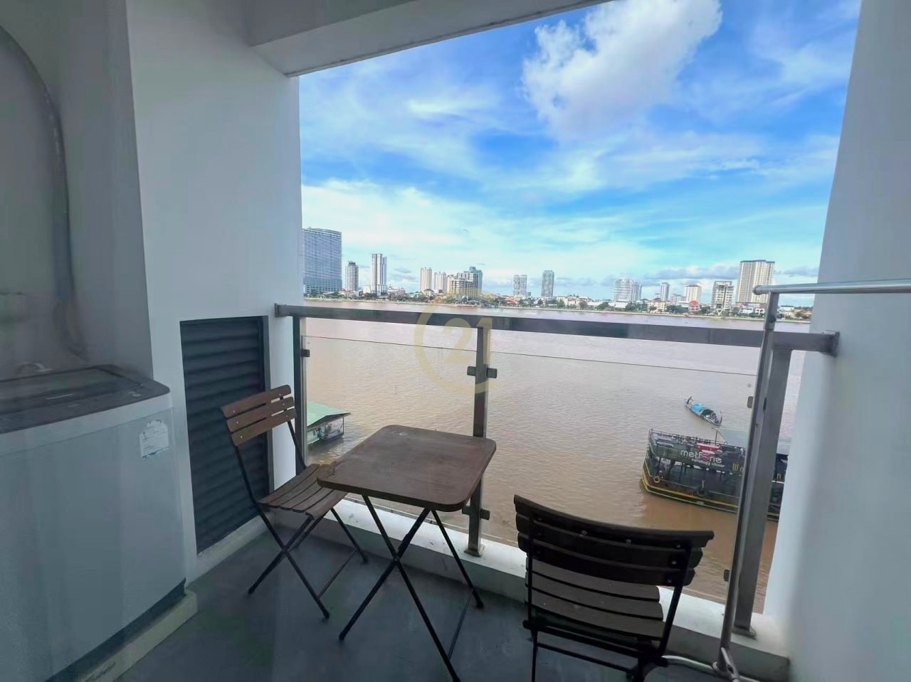 Available Stduio room at Riverside
