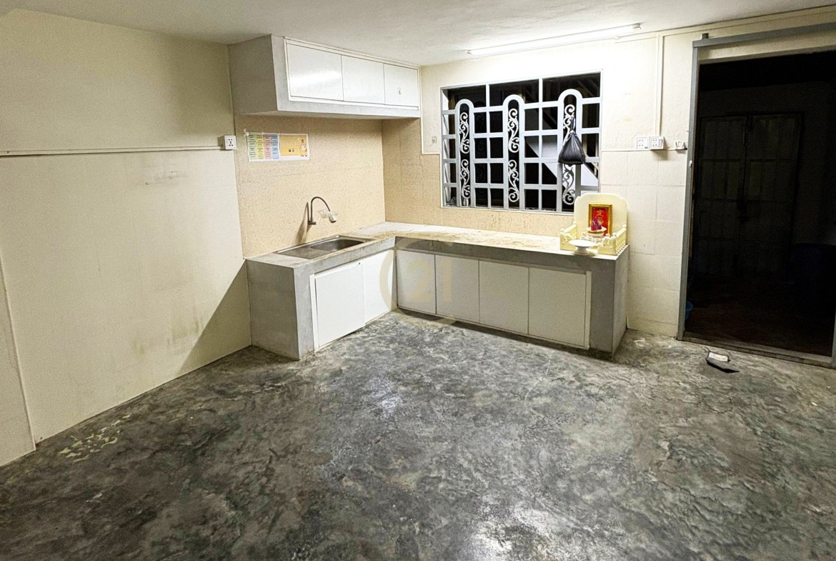 Shophouse for Rent at BKK2 | Busy Area