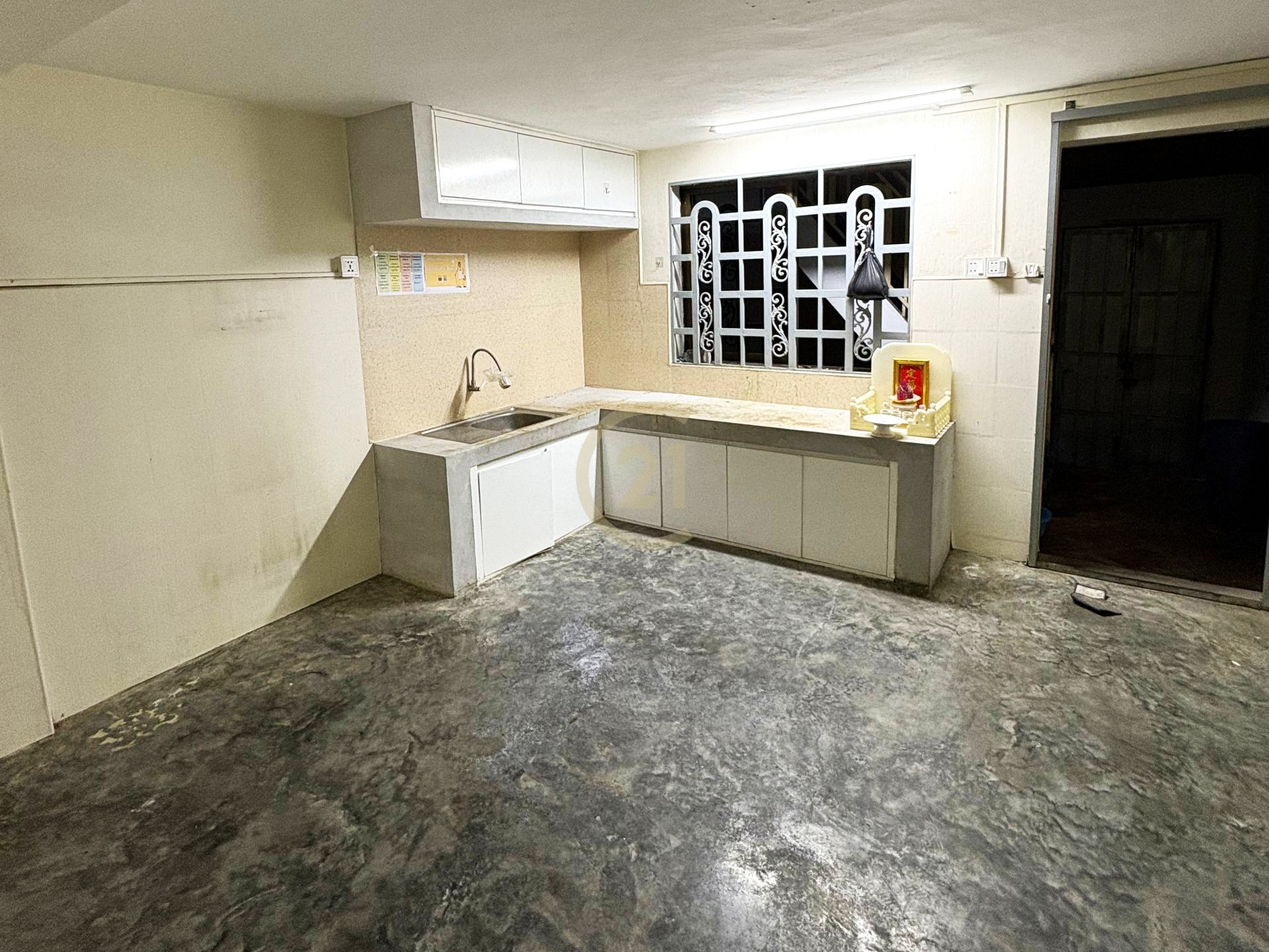 Shophouse for Rent at BKK2 | Busy Area