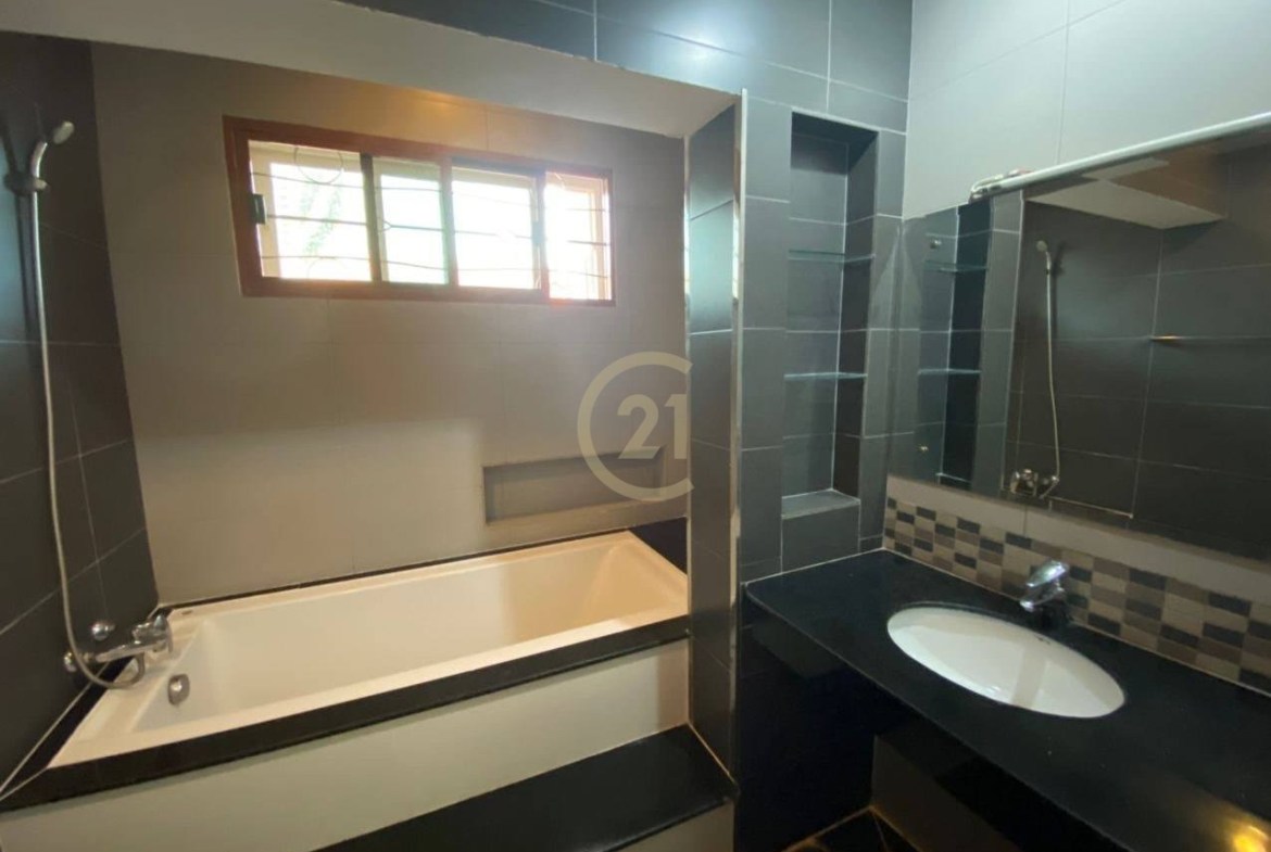 Specious Villa For Rent at Tonle Bassac