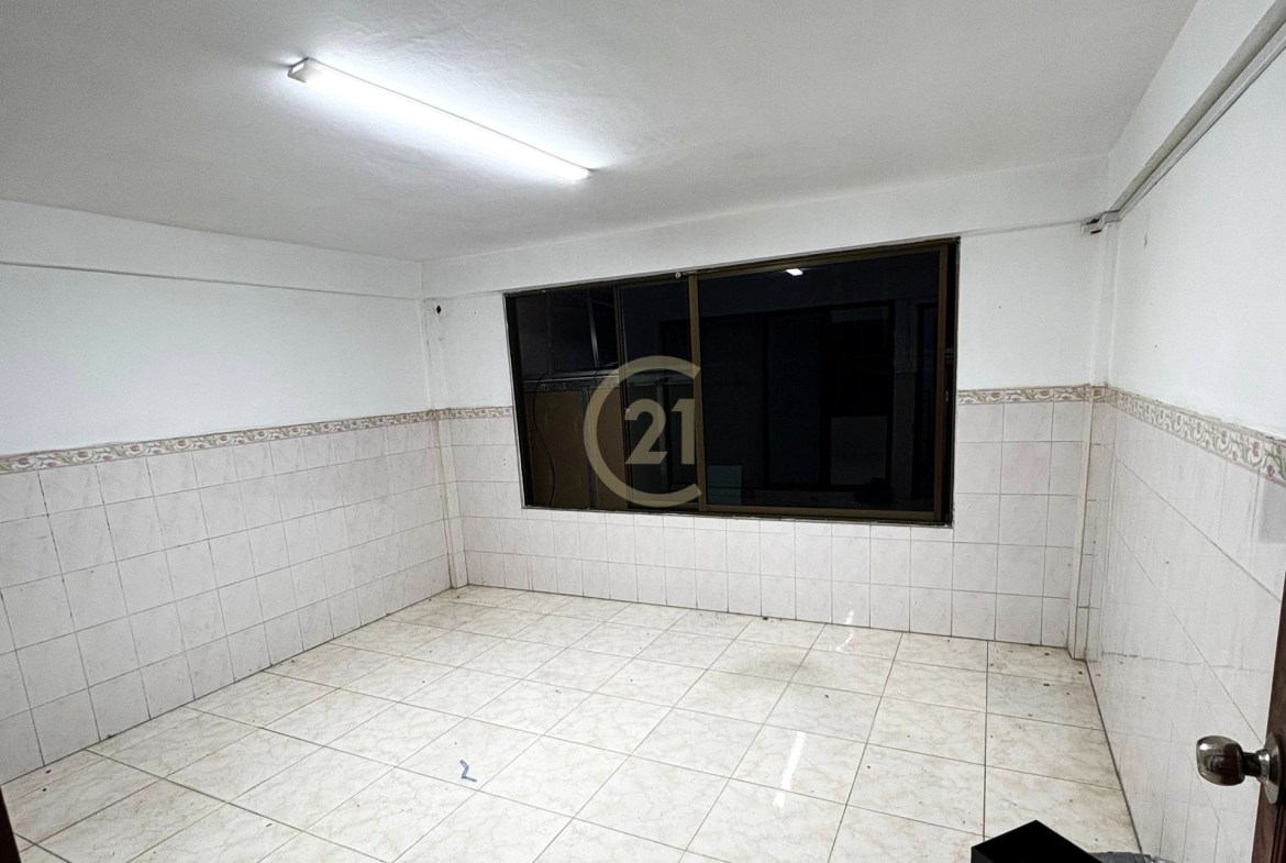 Shophouse for Rent at BKK2 | Busy Area