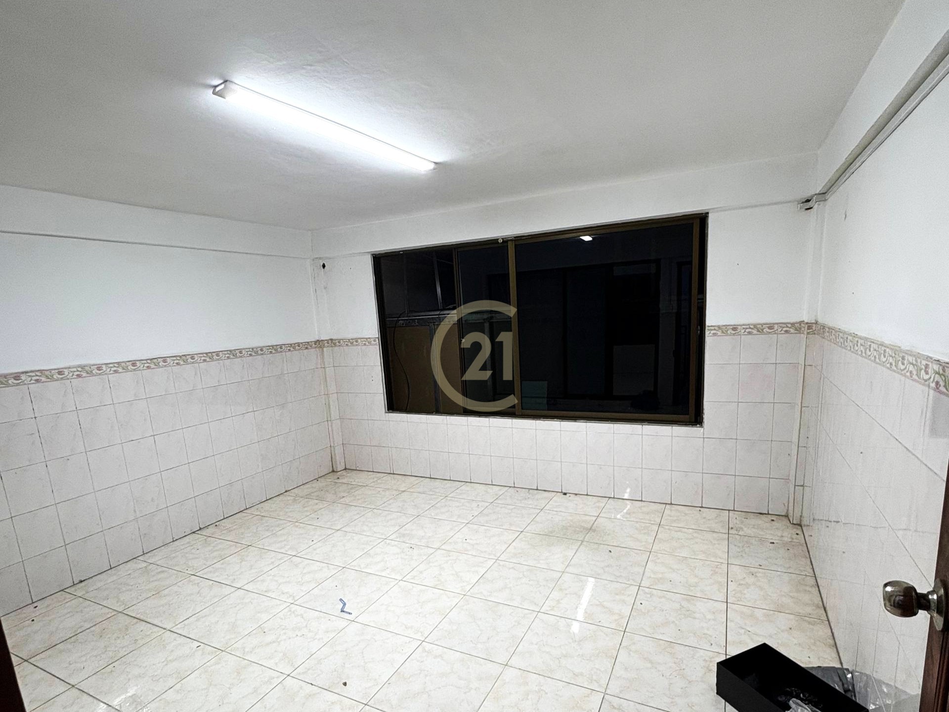 Shophouse for Rent at BKK2 | Busy Area