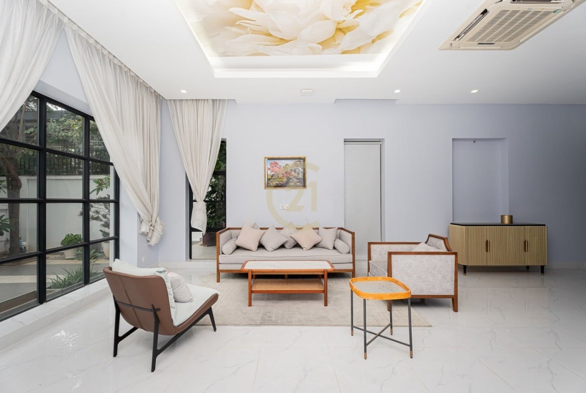 Luxury Single Villa 6 Bedroom For Rent at Chak Angrae Leu