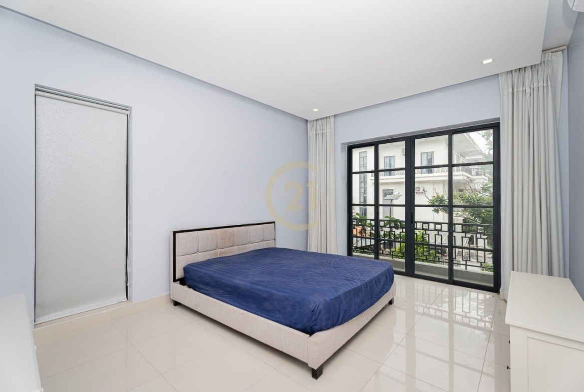 Luxury Single Villa 6 Bedroom For Rent at Chak Angrae Leu