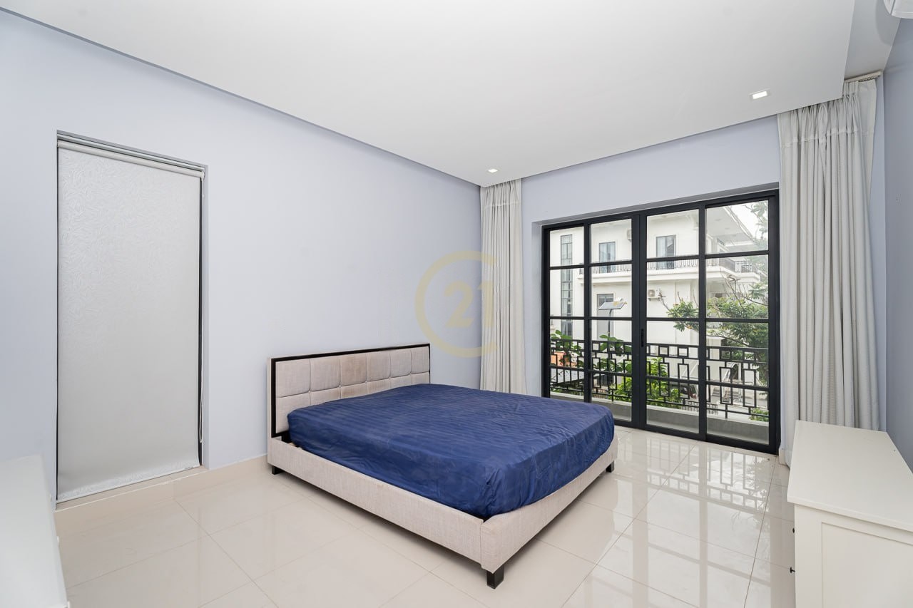 Luxury Single Villa 6 Bedroom For Rent at Chak Angrae Leu