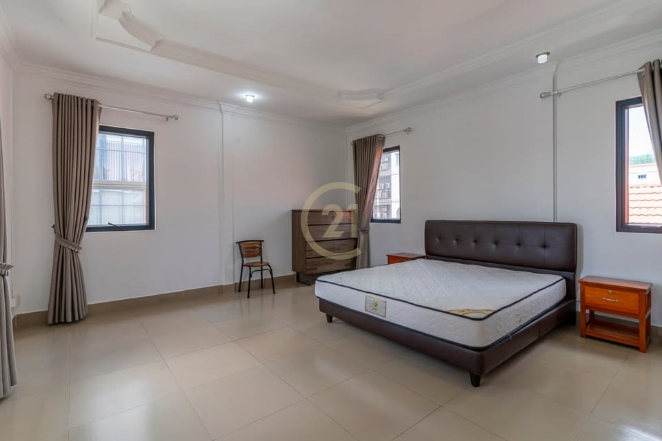 WESTERN THREE BEDROOM FOR RENT-DAUN PENH