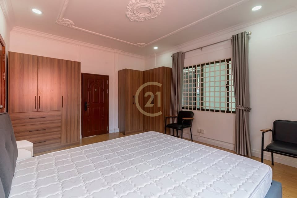 WESTERN THREE BEDROOM FOR RENT-DAUN PENH