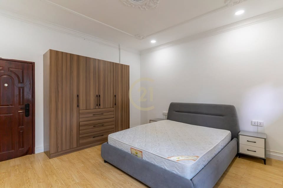 WESTERN THREE BEDROOM FOR RENT-DAUN PENH