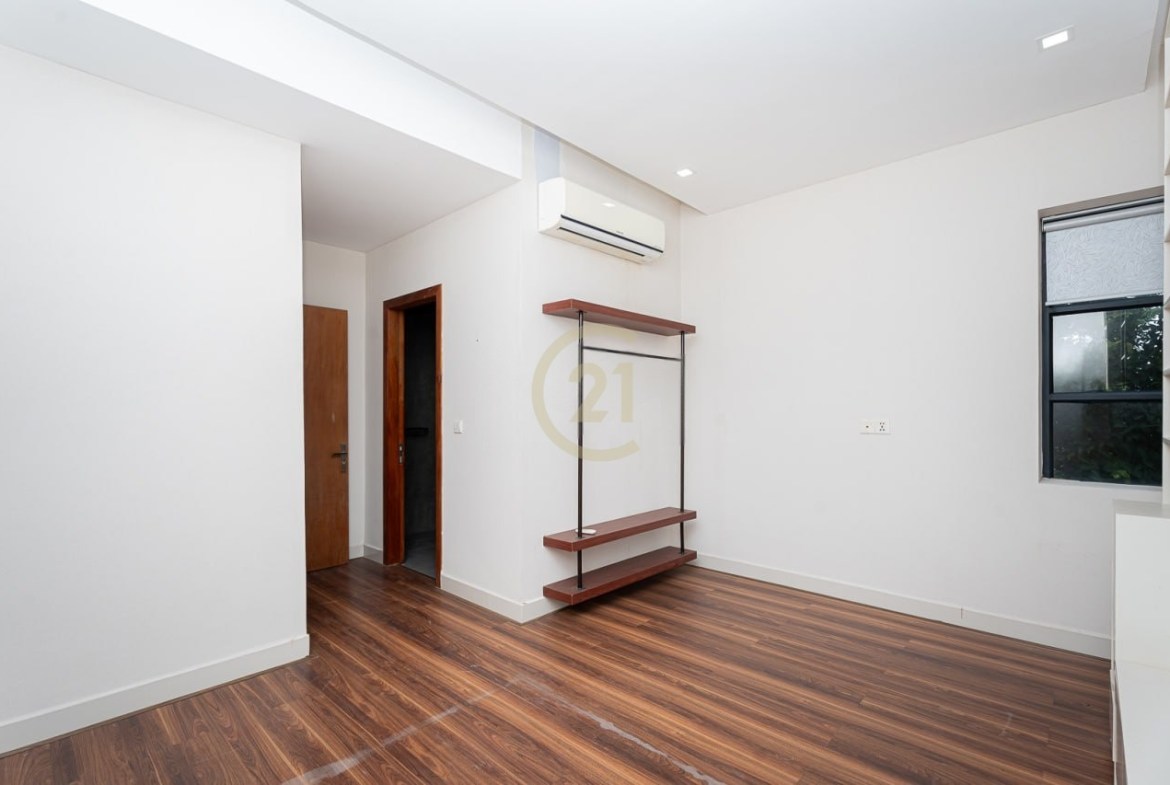Luxury Single Villa 6 Bedroom For Rent at Chak Angrae Leu