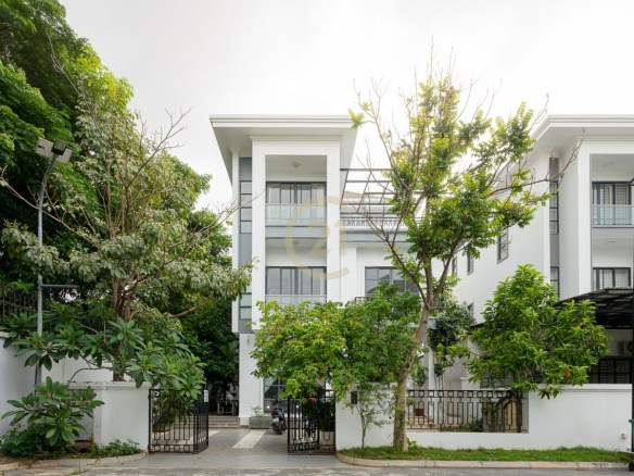 Luxury Single Villa 6 Bedroom For Rent at Chak Angrae Leu
