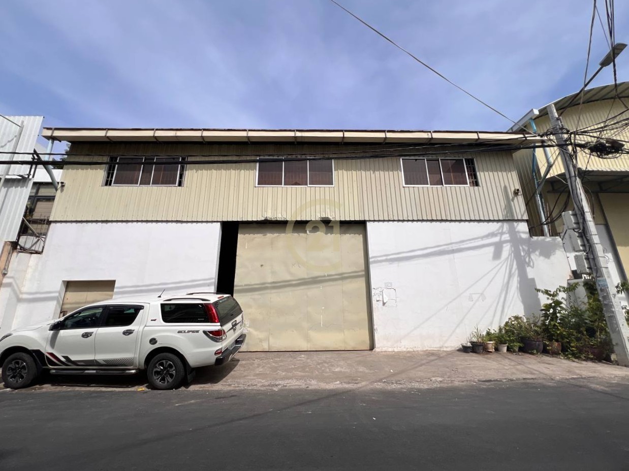 photo_2025-12-20_15-36-28 Warehouse for Rent in Boeung Trabek – Business Area