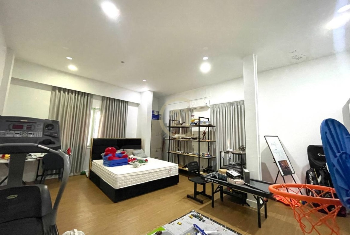 HOUSE ON SECOND FLOOR FOR RENT-OLYMPIC