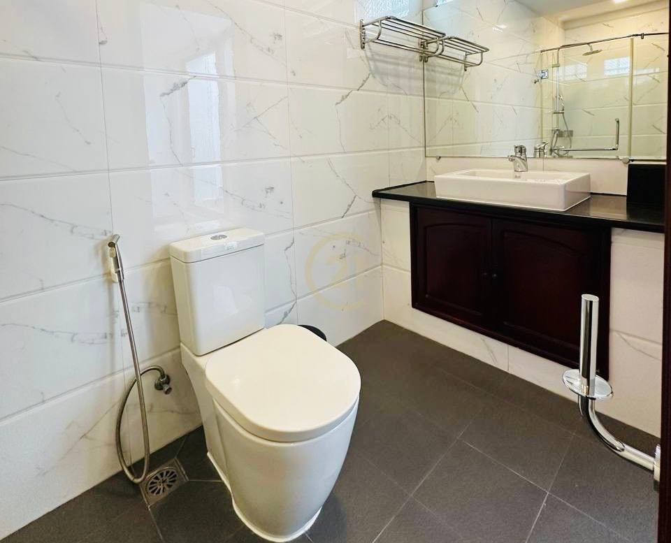 Lovely 3 Bedroom For Rent At Tonle Basac | Family Life Style
