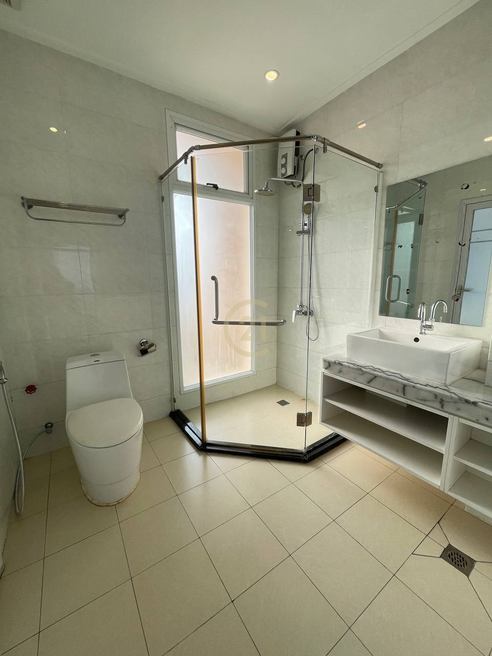 Spacious 1-Bedroom Apartment for Rent in Daun Penh, Wat Phnom