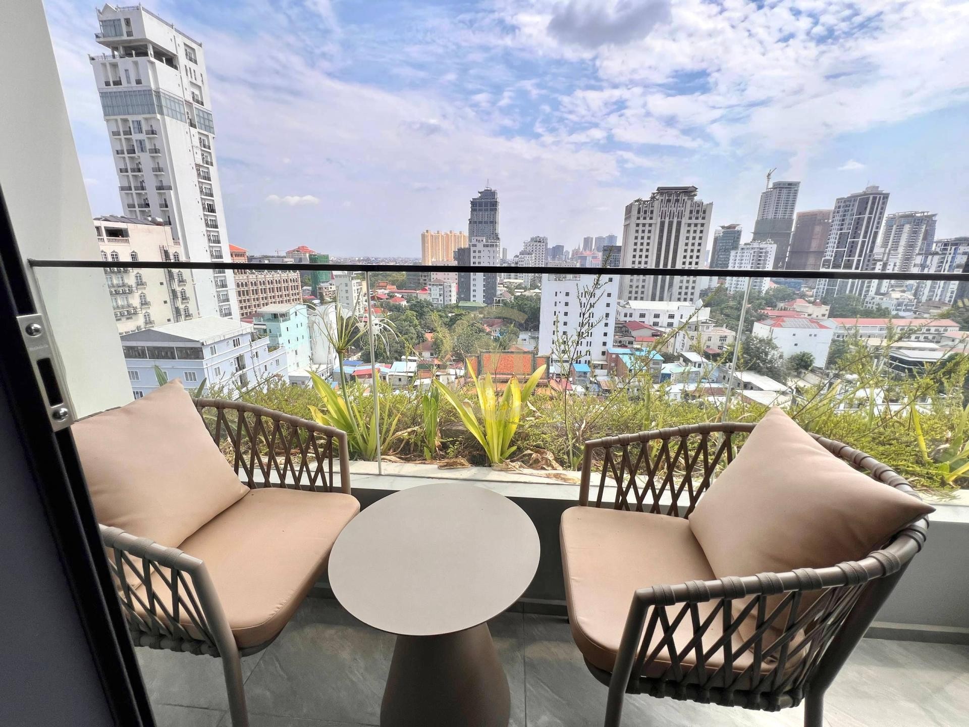 Executive 1 Bedroom Apartment with Living Room for Rent in Tonle Bassac | Phnom Penh