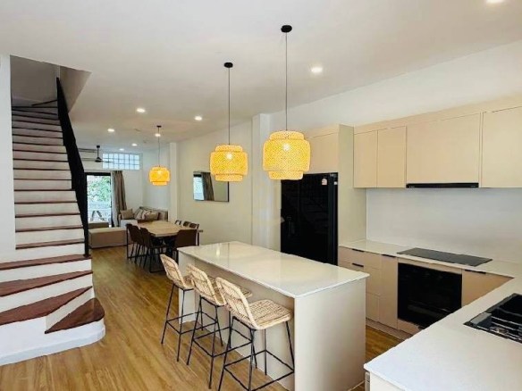 Penthouse 4 Bedroom For Rent At Daun Penh